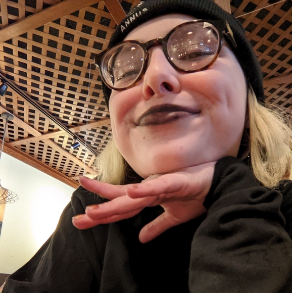 Meet your Posher, Iris - Picture 10 of 16